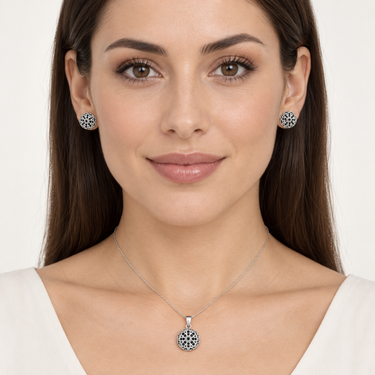 Set circular din argint cu zirconiu negru purtat de model – JSIS2217
