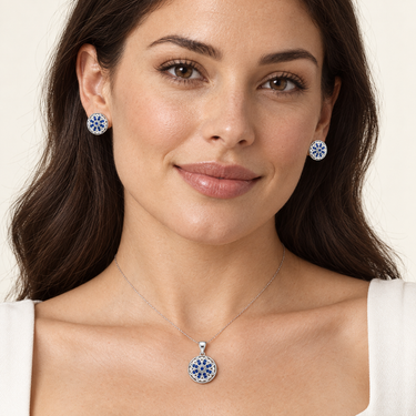 Set din argint cu zirconiu albastru, cu motiv floral, purtat de model.