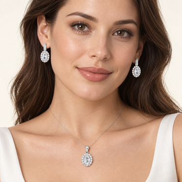 Set oval din argint cu zirconiu, purtat de model.