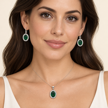 Set oval din argint cu zirconiu verde, purtat de model.