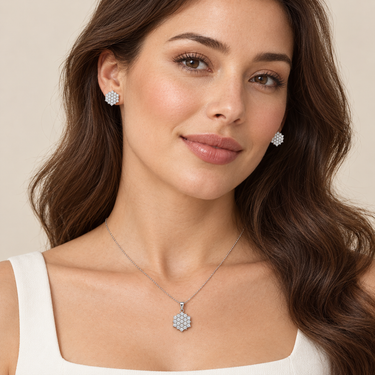 Set hexagonal din argint cu zirconiu, purtat de model.