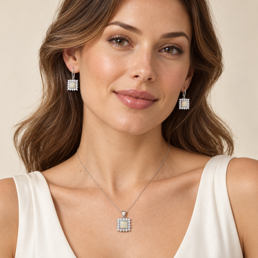 Set pătrat din argint cu opal și zirconiu, purtat de model.