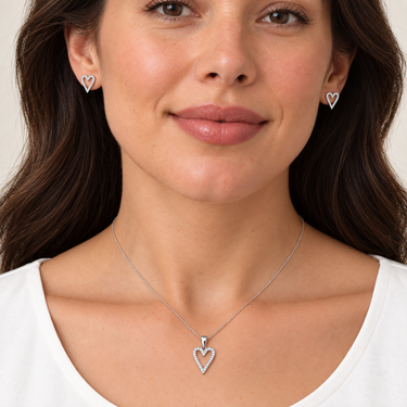 Set din argint cu zirconiu – Inimi – ilustrație de purtare pe model