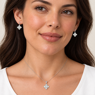 Set din argint cu sidef și zirconiu – Flori – ilustrație de purtare pe model
