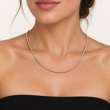 Colier rose gold purtat de model