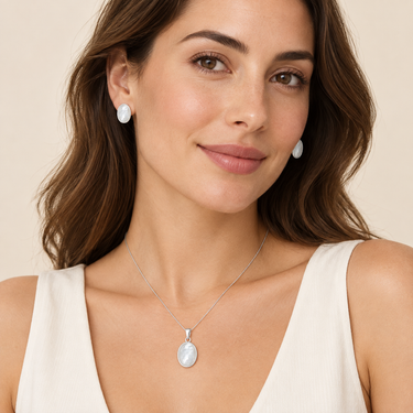 Set oval din argint cu sidef, purtat de model.