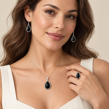 Set din argint cu onix negru în formă de picătură, purtat de model.