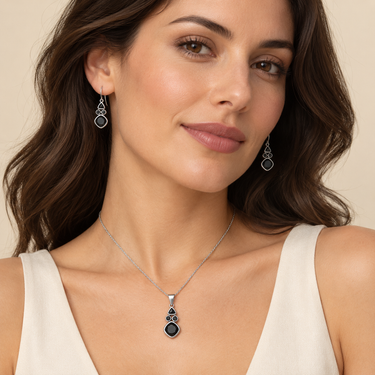 Set geometric din argint cu onix negru, purtat de model.