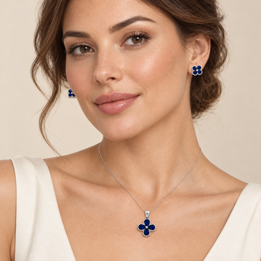 Set floral din argint cu zirconiu albastru, purtat de model.