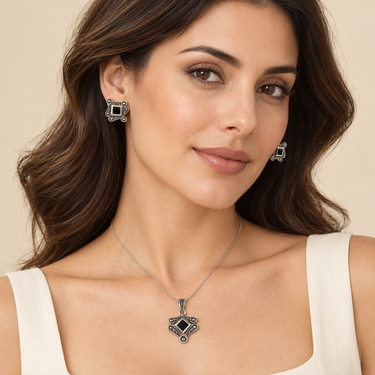 Set geometric din argint cu zirconiu negru, purtat de model.