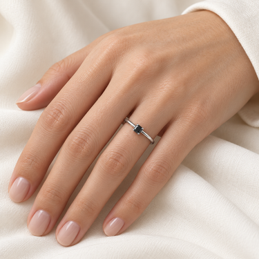 Inel din argint cu zirconiu purtat pe mână