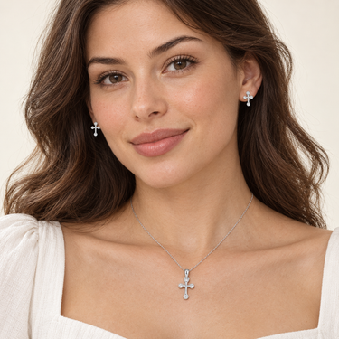 Set din argint cu cruci și zirconiu, purtat de model.